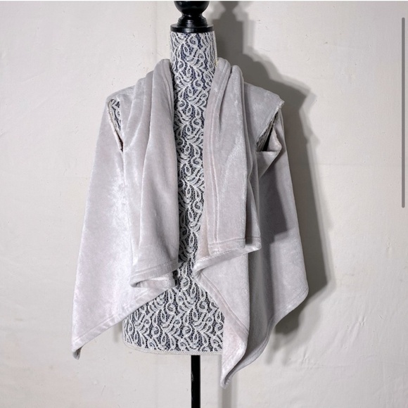 5/$25 La Vie En Rose Super Light Pink Faux Sherpa Cape Scarf Wrap - Picture 3 of 16